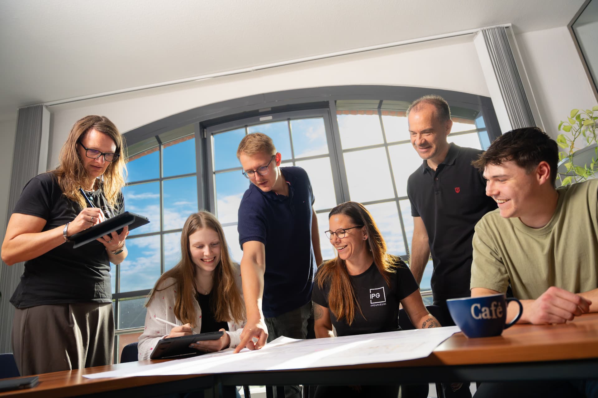 Team bei einer gemeinsamen Planbesprechung